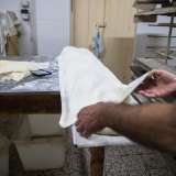 ...coprendoli con un panno per farli lievitare